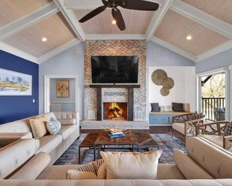 This house is a 7 bedroom(s), 7 bathrooms, located in Lizella, GA. - Lizella - Living room