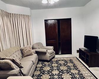 Cozy home ready for comfy stay! Walking distance to Franciscan, shops, etc. - Steubenville - Obývací pokoj