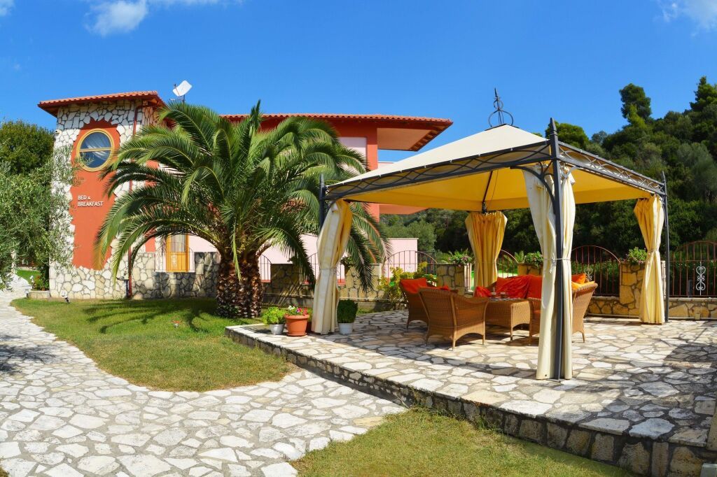 بيتروس إتالوس - نيوس مارماراس - شرفة مرصوفة