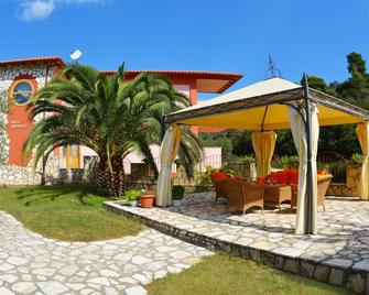 Petros Italos - Néos Marmarás - Patio