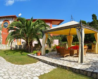 بيتروس إتالوس - نيوس مارماراس - شرفة مرصوفة