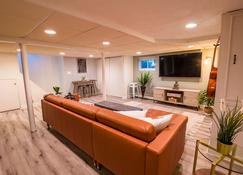 Immaculate Newly Renovated 1 Bedroom Apt Near Nyc - Bergenfield - Living room