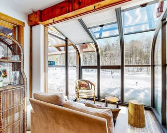 Stunning home with Moore Reservoir views and private sunroom - Littleton - Huiskamer
