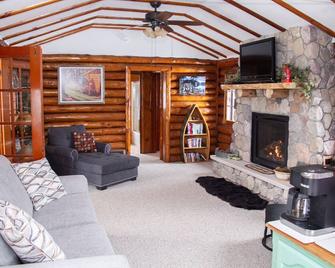 Charming Cabin Nestled along the Stony Brook Creek - Pequot Lakes - Sala de estar