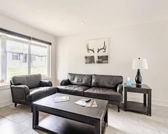 Quaint Home 310C - minutes from Uptown Charlotte - Charlotte - Living room