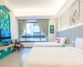Happiness is coming(Near Hualien Railway Station) - Hualien City - Bedroom