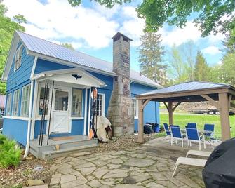 Cozy Waterfront Cottage On Rushford Lake, Sleeps 8, Central Air, & Amazing Dock! - Caneadea - Patio