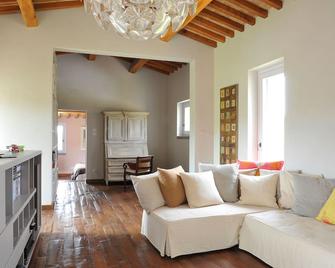 Casale le Fonti by Great Stays - Ravigliano - Sala de estar