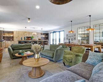 A pretty hamlet in the heart of the Escarelle vineyards - La Celle - Sala de estar