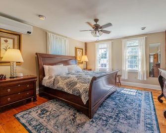 Historic Home with Colonial Charm in Manchester - Manchester - Habitación