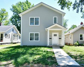 Charming Modern Duplex well located near Broad Ripple - Indianápolis - Edificio