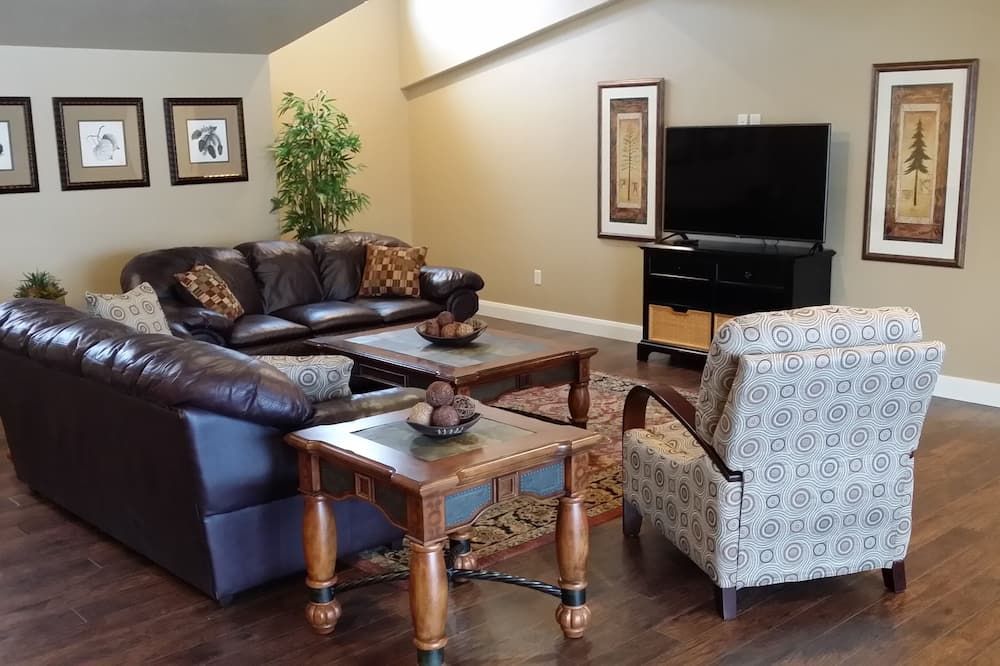 Newer 2000 Plus Sq Ft Apartment Bring Your Pets And Toys - Woods Cross - Wohnzimmer