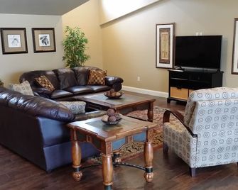 Newer 2000 Plus Sq Ft Apartment Bring Your Pets And Toys - Woods Cross - Wohnzimmer