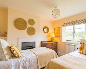 Hearts Delight Cottage by Bloom Stays - Canterbury - Bedroom