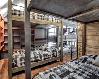 Best Of Both Worlds; Chalet Located On A Private Lot In The Pines And Only 1 Miles From The Village! - Ellicottville - Chambre