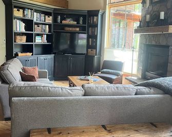 Spectacular Home on the bend of the Roaring Fork River with views of Aspen Mtn. - Aspen - Living room