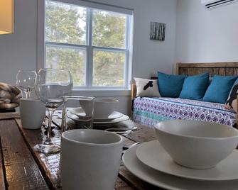 Eagle's Nest Loft- 1 Bdrm Lakeside Apartment Nestled Up High In The Trees. - Morell - Dining room