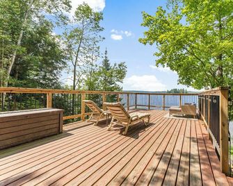 Dreamy Lakefront Cottage - Coe Hill - Balcony