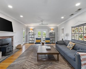 Three Silos Farm -Chatt Hills (New & Pet Friendly) - Palmetto - Living room