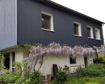Gemütliche Wohnung Ruhige Stadtrandlage 15 Min Gehweg zur Innenstadt u. Kliniken - Bad Arolsen - Gebäude