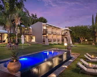River Place Manor - Family Room C - Upington - Piscina