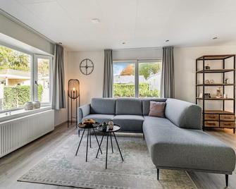 Charming Holiday Home in Kaatsheuvel near Efteling - Kaatsheuvel - Salon