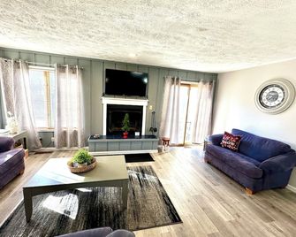 Mountain Air - Jacuzzi, Hiking, Biking & River; 15 min walk Shawnee Mt. Ski Area - East Stroudsburg - Olohuone