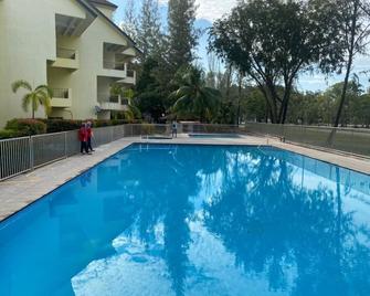 Capital O 89484 Teluk Batik Resort - Lumut - Piscina