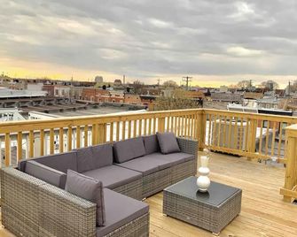 Beautiful Canton Home w/rooftop deck +Private parking - Baltimore - Balcón