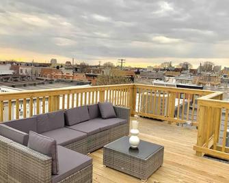 Beautiful Canton Home w/rooftop deck +Private parking - بالتيمور - شرفة