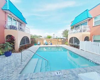 Brand New-Condo-Pool/Gym/Rooftop Deck-Walking Distance Beach/Park/Shops - North Redington Beach - Pool