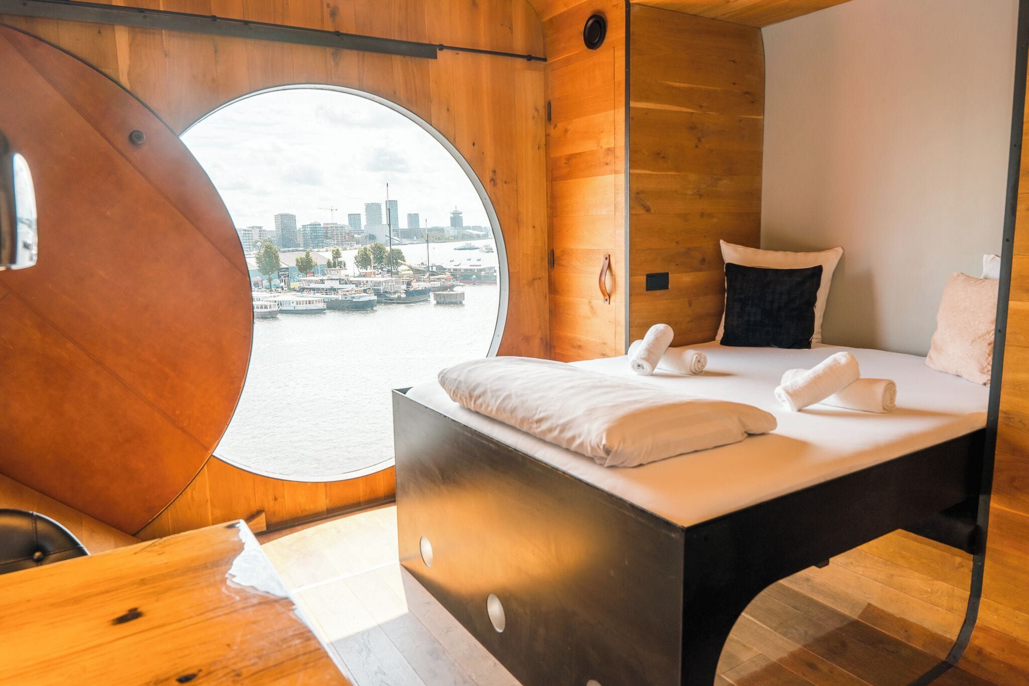 Un appartement à la décoration bohème et vue sur le canal à Amsterdam