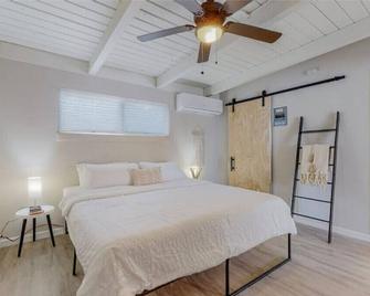 Remodeled Courtyard Apt w/King Bed, In-Unit W&D\n\n - Albuquerque