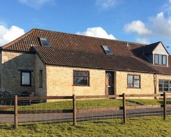 4 bedroom accommodation in Hawkesbury Upton - Badminton - Building