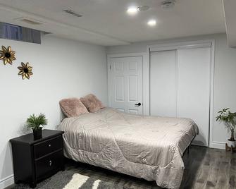 Comfortable, Private Bachelor Studio - Markham - Bedroom