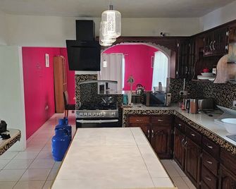 Relax & Unwind in Our Tranquil Space at Jamaica b&b rentals - Bahía Montego - Cocina