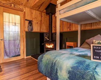 Riverside chalet with fire pit, indoor fireplace, perfect for nature retreats. - Lac Etchemin - Bedroom