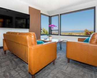 Sea Edge Motel - Parksville - Living room