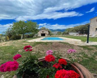 Spoleto Biofarm - 8 guests - with salt water pool - beautiful exclusive grounds - Campello Sul Clitunno - Басейн