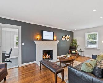 Massive 5br Historic Cozysuites House - Alexandria - Living room