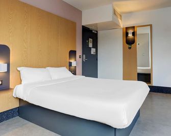 بي آند بي هوتل ريمز سنتر جير - رانس - غرفة نوم