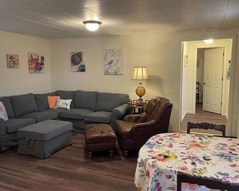 Mama Bear’s Den- Pet Friendly - Burns - Huiskamer