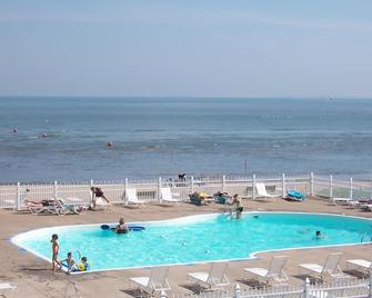 212-F Waterfront: 1 BR slpees 6 - Port Clinton - Pool