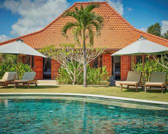 Three Monkeys Villas - South Kuta - Piscina