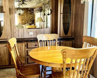 Retro Retreat - Rugby - Dining room