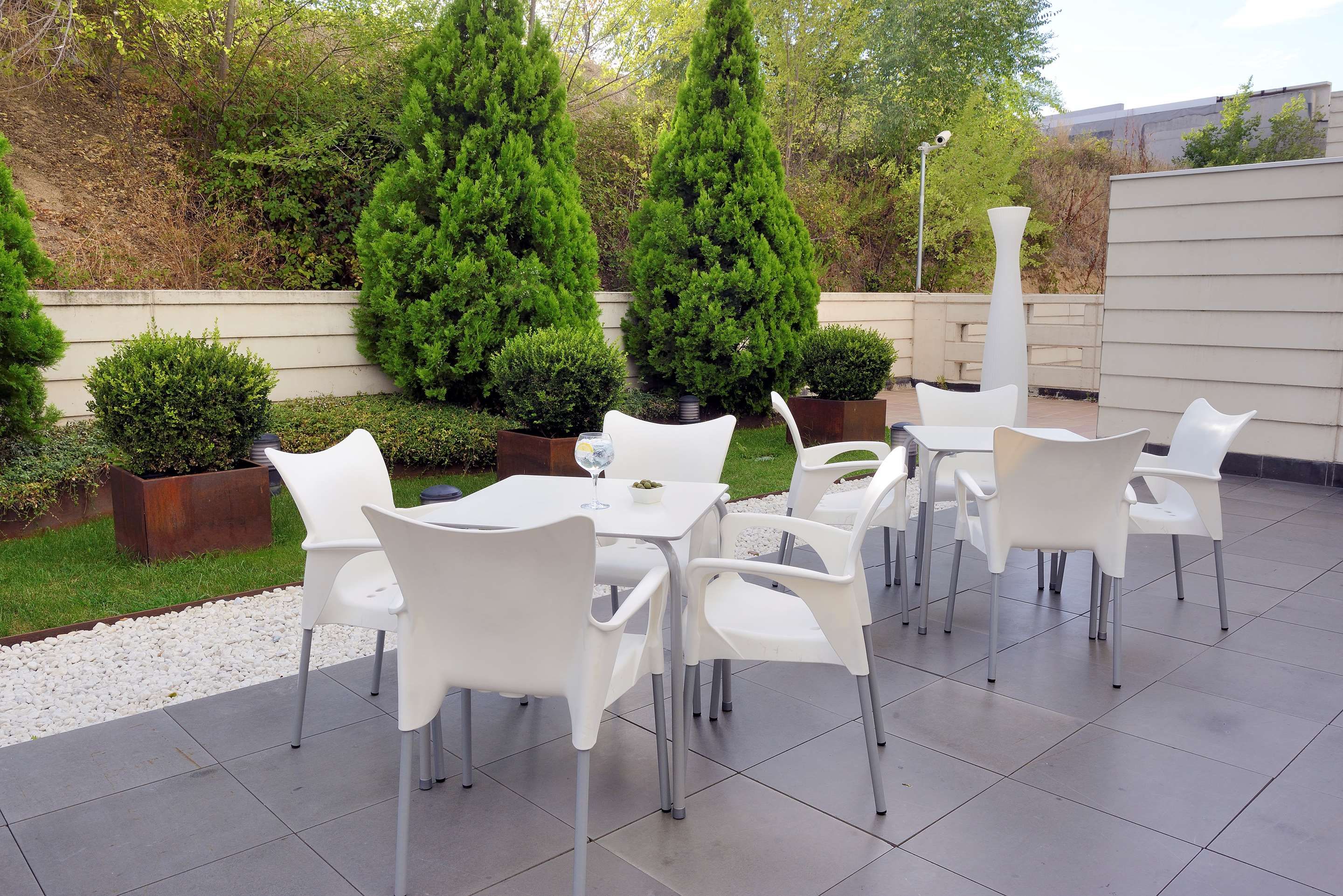 NH Madrid Las Tablas - Madrid - Innenhof