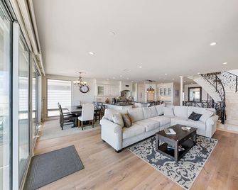 Newer Villa On The Sand 7 Beds 6 Baths, Elevator, 5-Car Parking! - Oxnard - Wohnzimmer