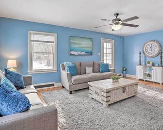 Rural Oswego Cottage on 50-Acre Orchard & Farm! - Oswego - Huiskamer