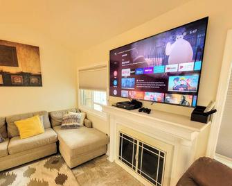 Comfortable 2bdr / 2bath Townhome Near Dulles Airport, Metro, Fast Gigabit Wifi - Herndon - Living room
