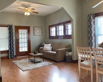 Updated home in Dayton with low fees! - Dayton - Living room